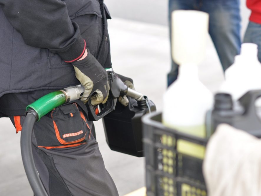 What to do in case of a fuel leak in the car?